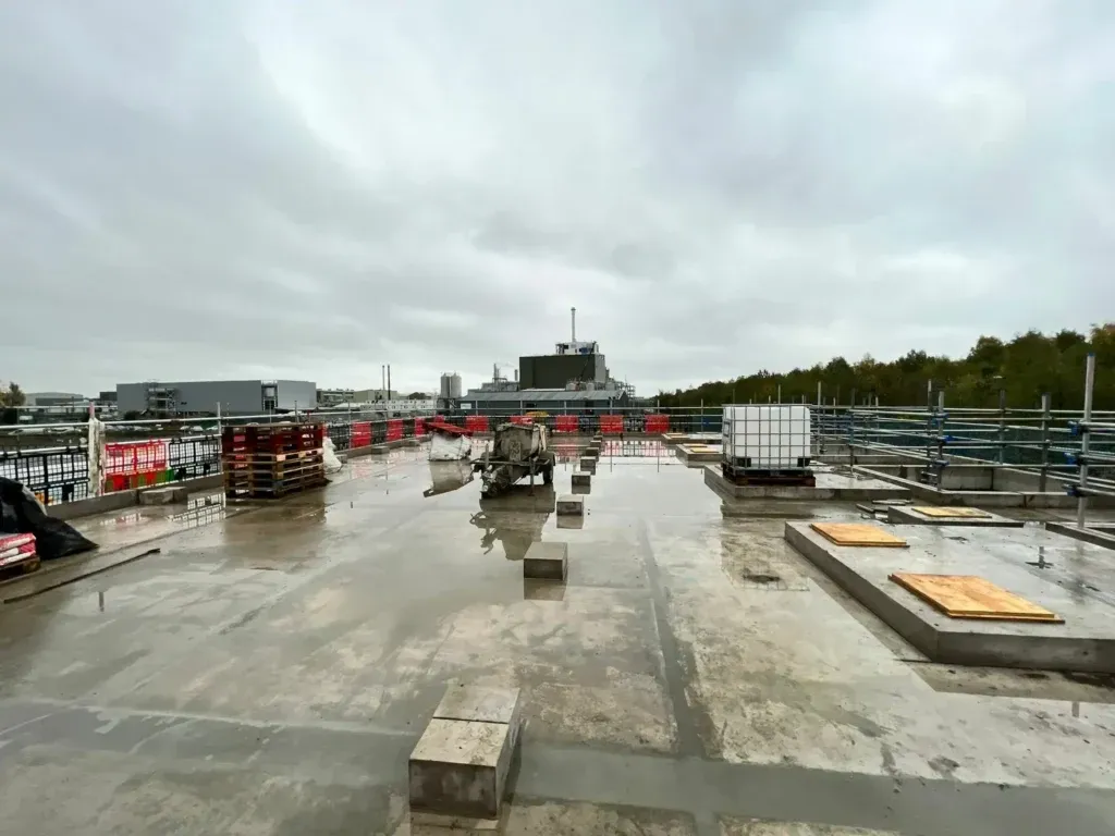 Edge protection around a concrete roof slab on a construction site